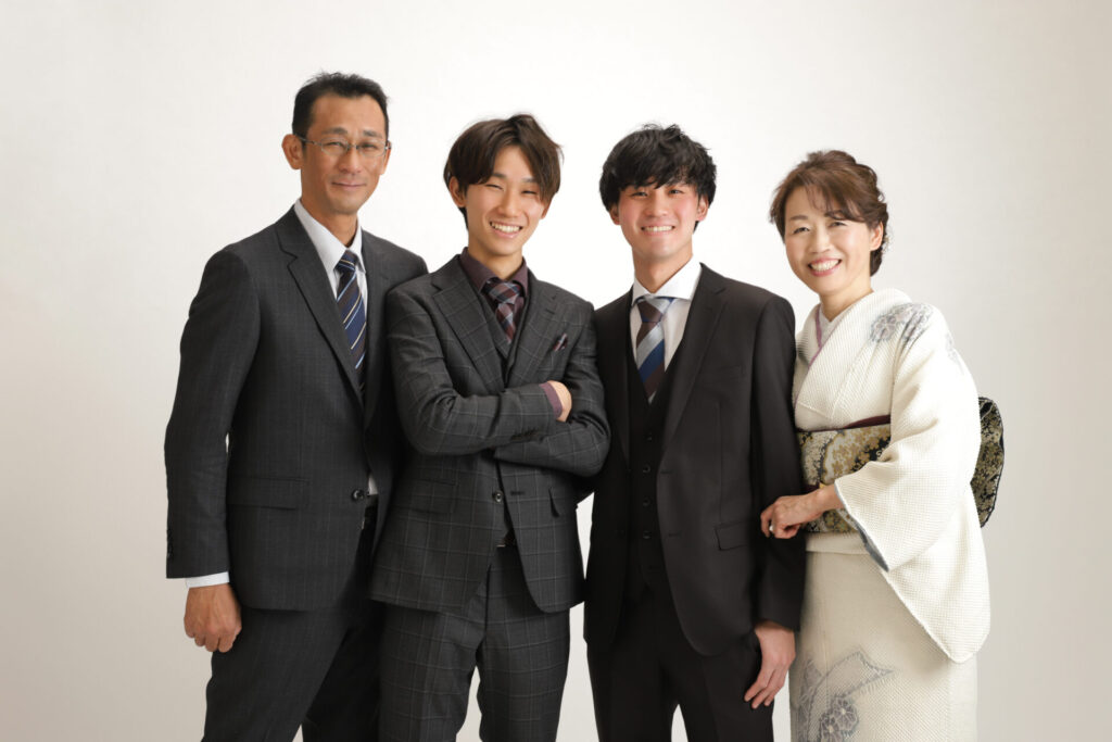 橿原市の成人式_フォトスタジオワタナベ(渡辺写真館)_橿原市_大和高田市_桜井市_男性_スーツ_スタジオ_着物_撮影_家族写真